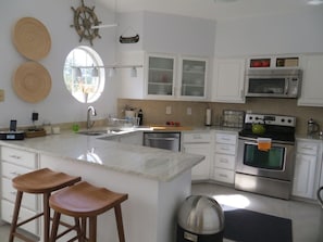 Fridge, microwave, oven, stovetop - UNIT 3206 - Spacious 1/1.5 Villa at Island Resort (Lago Vista)