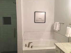 Shower, towels - UNIT 3206 - Spacious 1/1.5 Villa at Island Resort (Lago Vista)