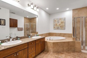 Shower, towels - Top Floor Waterfront Villa on Private Island (Lago Vista)