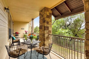 Terrace/patio - Cozy Villa in the Hollows - Beach Club / Pools (Jonestown)