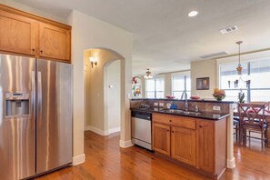 Fridge, microwave, oven, stovetop - Home in The Hollows, Panoramic View, All Amenities (Jonestown)