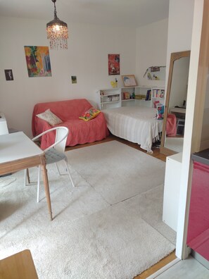 1 habitación, tabla de planchar con plancha y ropa de cama 