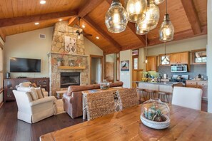 Smart TV, fireplace - Awesome Cottage in The Hollows - Views / 4 Pools (Jonestown)