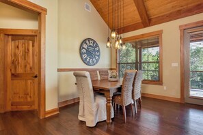 Dining - Awesome Cottage in The Hollows - Views / 4 Pools (Jonestown)