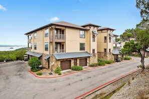 Exterior - Gorgeous Villa in Hollows - Stunning Views / Pools (Jonestown)