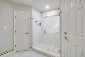 Shower, towels - Lake Oaks Landing-Sunset Lake Views-Lago Amenities (Lago Vista)