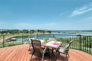 Outdoor dining - Lake Oaks Landing-Sunset Lake Views-Lago Amenities (Lago Vista)