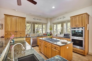 Fridge, microwave, oven, stovetop - Escalon Ranch - A 65-Acre Hill Country Estate near Lake Travis (Lago Vista)