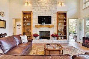 Smart TV, fireplace, stereo - Escalon Ranch - A 65-Acre Hill Country Estate near Lake Travis (Lago Vista)
