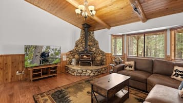 Casa básica, varanda, vista para a montanha | Área de estar