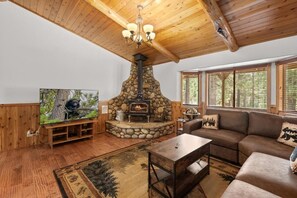 Casa básica, varanda, vista para a montanha | Área de estar