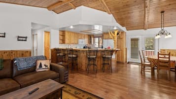 Casa básica, varanda, vista para a montanha | Área de estar