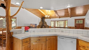 Casa básica, varanda, vista para a montanha | Parte interna