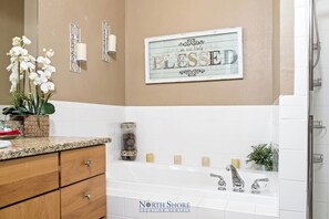Shower, towels - Top Floor - Largest 1/1 Suite (Lago Vista)