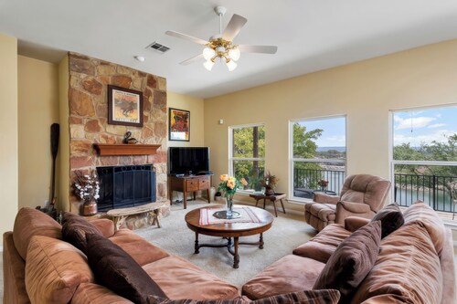 Lake Travis Waterfront Home: Boat Dock, Balcony, Winery