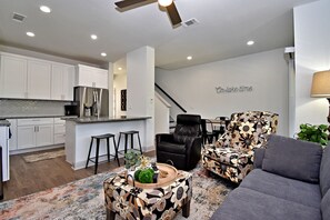 Living area - On Lake Time - Point Venture - All Amenities (Point Venture)