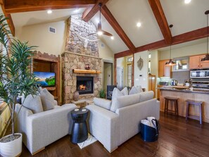Smart TV, fireplace - Twisted Oaks - Lake Haus (Hollows Resort) (Jonestown)