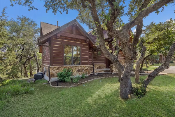 Quaint Cottage in secluded Hill Country Setting