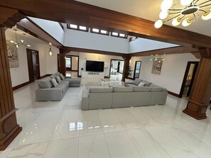 TV - Villa Ballena Azul - Nine Bedroom Villa, Sleeps 21 (Teguise)