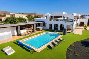 A heated pool - Villa Ballena Azul - Nine Bedroom Villa, Sleeps 21 (Teguise)