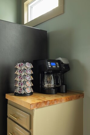 Coffee Bar: Dual brew machine and pod carousel with variety on tap! - The Single Barrel - Deck, Fire Pit, Hot Tub, Games (Louisville)