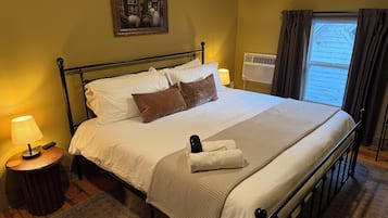 5 bedrooms, desk, iron/ironing board, travel crib