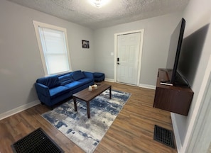 Living area - Cozy 2-bedroom house in charming Louisville with AC (Louisville)