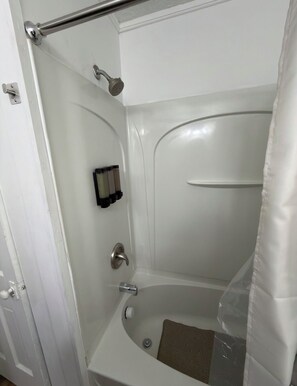 Shower, hair dryer, towels, soap - Cozy 2-bedroom house in charming Louisville with AC (Louisville)