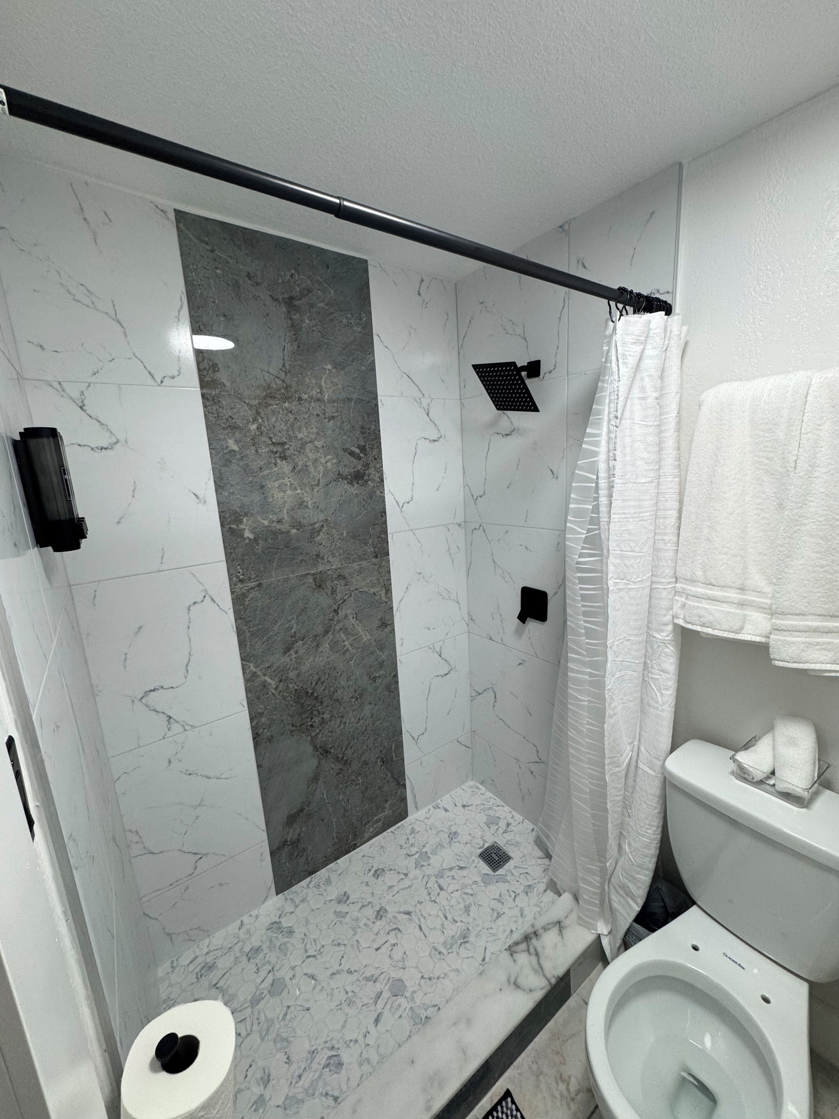 Haartrockner, Handtücher, Seife, Toilettenpapier