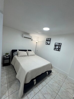 1 bedroom, iron/ironing board, WiFi, bed sheets - Luxury apartment (Tampa)