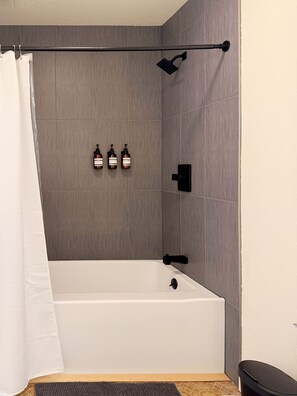 Een douche, een haardroger, handdoeken, zeep