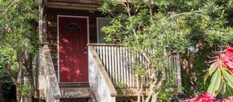 Studio A - Cozy Cottage Walking Distance to Two Beaches