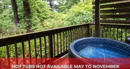 1 Bedroom B - Cozy Cottage with Forest View and Seasonal Hot Tub/Walking Distance to Beaches