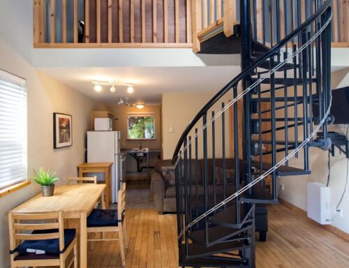 1 Bedroom F - Cozy Two Story Cottage with Seasonal Hot Tub and Walking Distance To Two Beaches