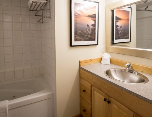 1 Bedroom F - Cozy Two Story Cottage with Seasonal Hot Tub and Walking Distance To Two Beaches