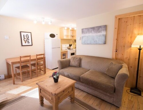 1 Bedroom F - Cozy Two Story Cottage with Seasonal Hot Tub and Walking Distance To Two Beaches