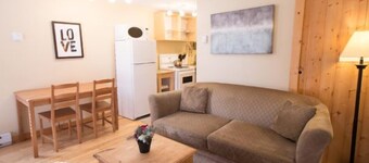 1 Bedroom F - Cozy Two Story Cottage with Seasonal Hot Tub and Walking Distance To Two Beaches