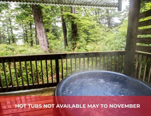 2 Bedroom B - Cozy Three Level Cottage with Seasonal Hot Tub and Forest View/Walking Distance to Beaches