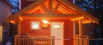2 Bedroom F - Cozy Two Level Waterfront Cottage with Seasonal Hot Tub/Walking Distance to Beaches
