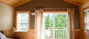 2 Bedroom F - Cozy Two Level Waterfront Cottage with Seasonal Hot Tub/Walking Distance to Beaches