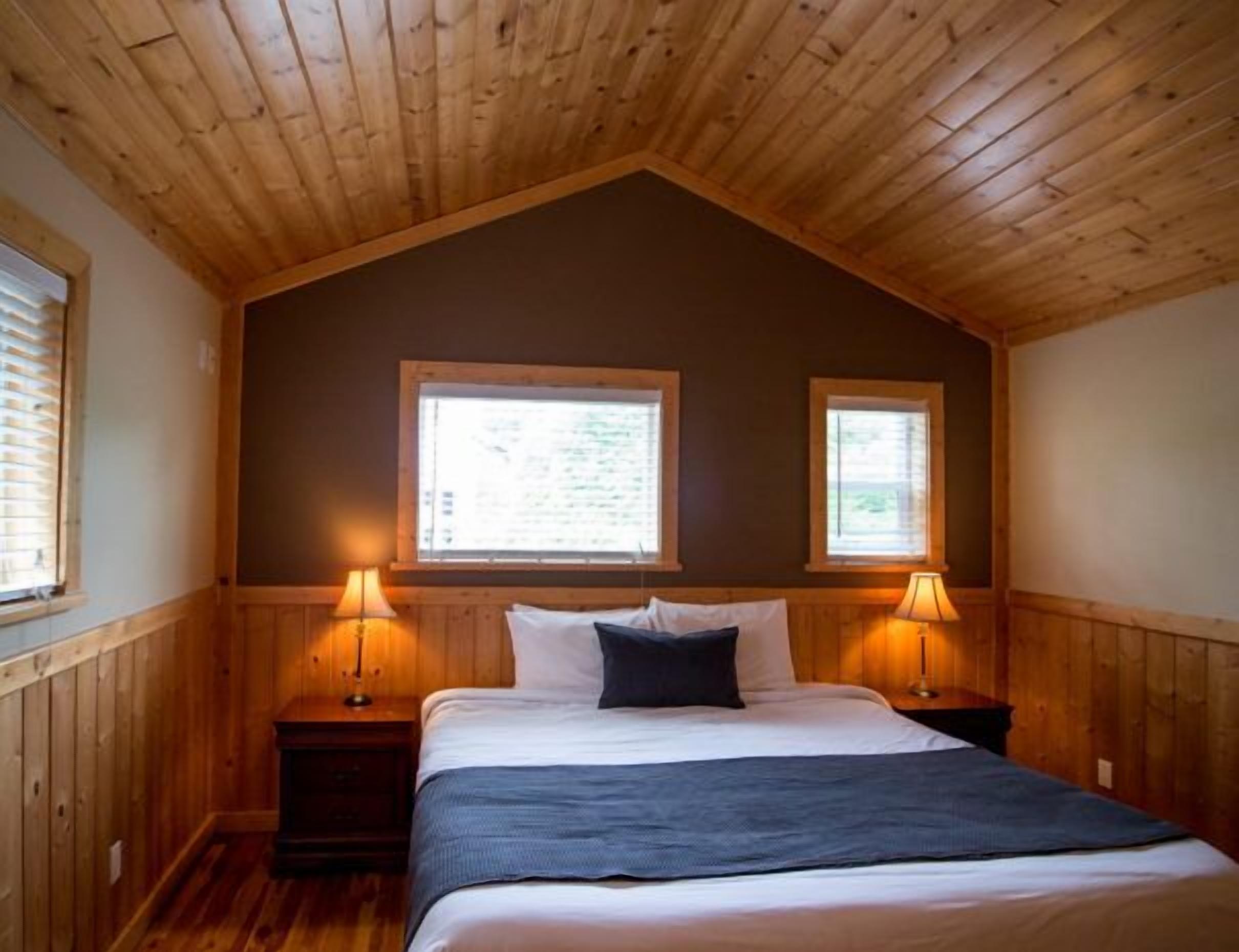 2 Bedroom F - Cozy Two Level Waterfront Cottage With Seasonal Hot Tub/walking Distance To Beaches - Vancouver Island