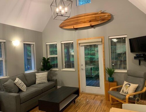 Studio B - Cozy Cottage Walking Distance to Two Beaches