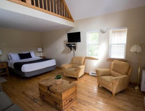 Studio B - Cozy Cottage Walking Distance to Two Beaches