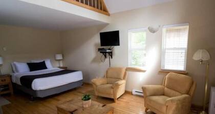 Studio B - Cozy Cottage Walking Distance to Two Beaches