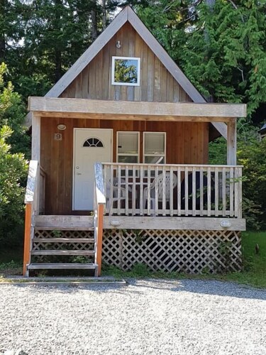 Studio B - Cozy Cottage Walking Distance to Two Beaches