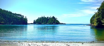 3 Bedroom A - Cozy Two Level Waterfront Cottage/Walking Distance to Beaches