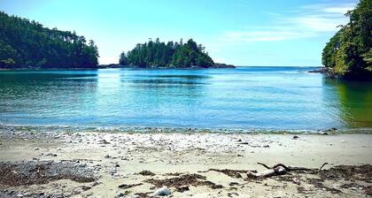 3 Bedroom A - Cozy Two Level Waterfront Cottage/Walking Distance to Beaches