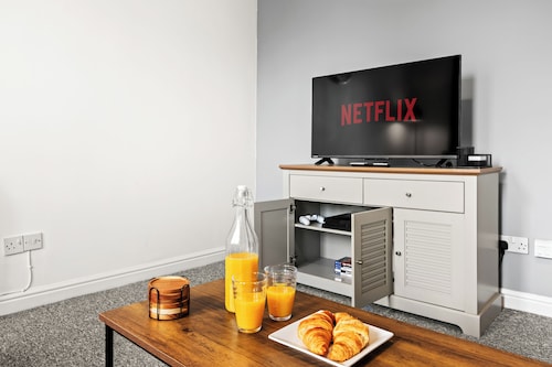 2 bed/Sleeps 5/Free Parking/Ps4/KingBed/Wifi/Long stay perks/ Next to Christi...