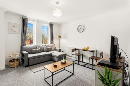 2 bed/Sleeps 5/Free Parking/Ps4/KingBed/Wifi/Long stay perks/ Next to Christie’s