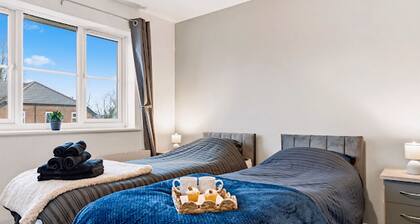2 bed/Sleeps 5/Free Parking/Ps4/KingBed/Wifi/Long stay perks/ Next to Christie’s